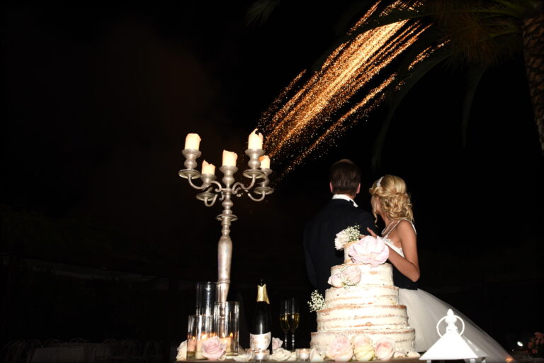Taglio della torta in giardino circolare: foto indimenticabili
